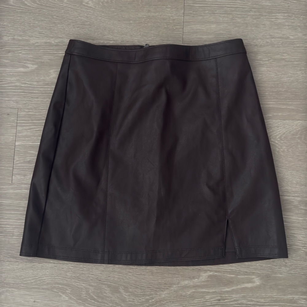 Abercrombie vegan leather skirt - size M. Never worn with tags